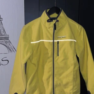 Fleecejacka - Jätte fin fleecejacka, den är aldrig använd. Har bara legat vikt i en låda.  Färgen är gul och storleken är 148/152. Den är köpt från barnavdelningen och har strl 148/152 men hade lätt passat någon med storleken xs/s. Passar perfekt för kyligare väder!!