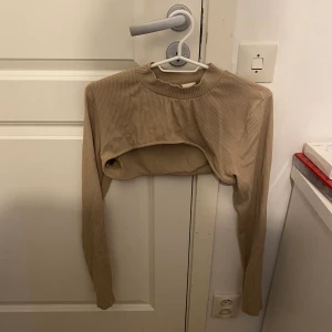 Bolero - En beige bolero från hm. Aldrig använd 