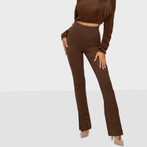 Bianca  - Bruna byxor från Bianca Ingrossos kollektion hos Nelly, knappt använda o Inge fel på!! Orginal pris 499kr och slutsålda men mitt pris ca 150kr