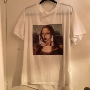 T-shirt strl M - Helt oanvänd. Trycket är i plast.