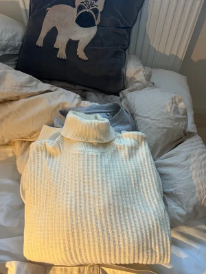 Vit polotröja - Stickad polotröja från These Glory Days. Bra skick.