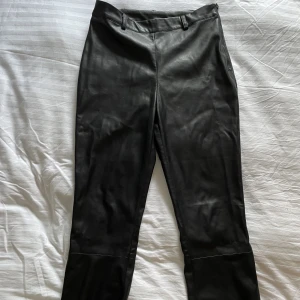 Läder imitation byxa  - Storlek 36 passar 38. 