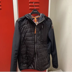 Parajumper jacka  - Jag är lite för liten för mig men den är som ny och är helt äkta