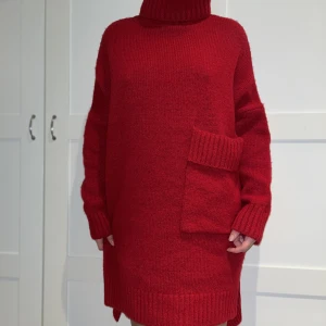 Oversized stickad klänning  - Oversized stickad klänning med ficka framtill. 