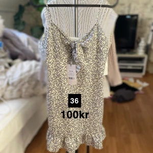 Helt ny klänning  - Klänningen var för liten och så var det för sent att skicka tillbaka den så nu säljer jag den vidare. 