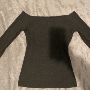 Off shoulder tröja - En jättefin grå off shoulder tröja med liten spets upptill. 