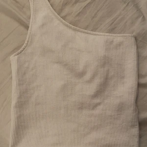 Vit topp  - En vit topp/linne. Väldigt fint och bekvämt:) Knappt använd