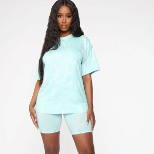 Sett - Säljer detta settet men i en lite starkare färg, bild kan skickas vid önskemål 💖Prislapp borttagen men det är aldrig använt, inköpspris 320. Säljer helst tillsammans men vid överenskommelse kan jag dela på settet.