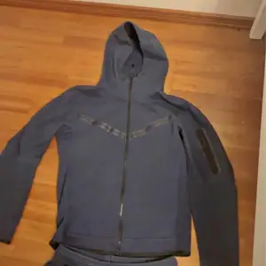Nike tech byxor och hoodie knappt använd 