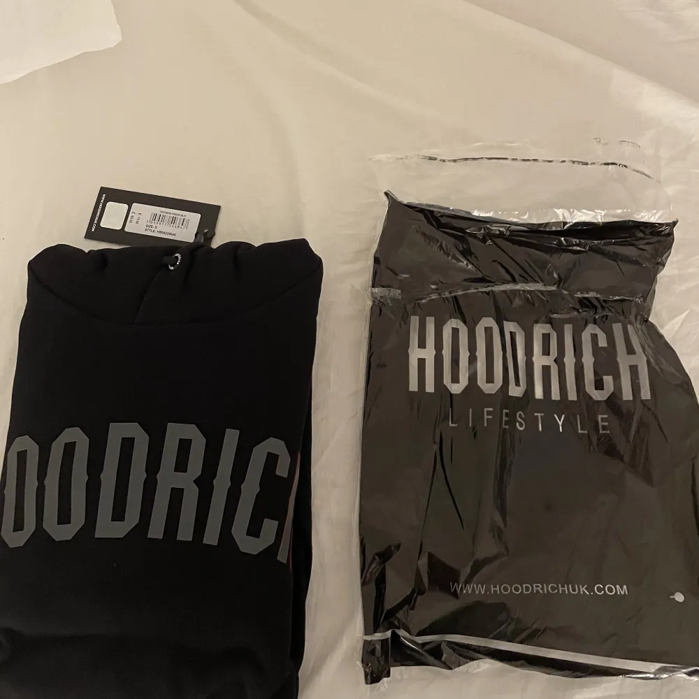 Säljer en helt ny,oanvänd hoodrich hoodie köpt från jd☺️storlek S (herr storlek), köpt för 900kr. Hoodies.