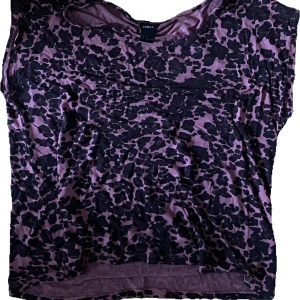 Super gullig topp med cheetah print - Super söt topp jag köpt på en loppis älskar den så mycket men inte riktigt min stil längre💜