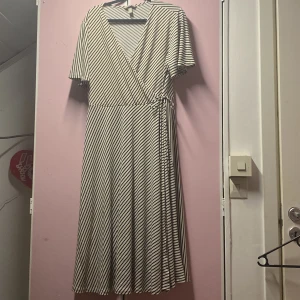 Striped dress - Striped black and white dress Storlek M-L Säljer för att den har blivit för stor
