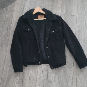Levisjacka - Säljer superfin fodrad Levis manchesterjacka. 