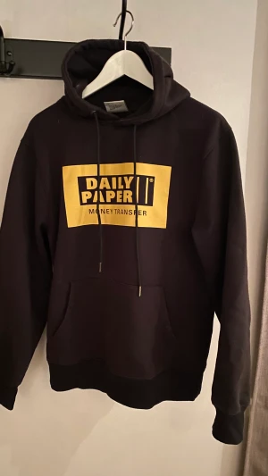 Svart Hoodie från daily paper - En svart Hoodie från daily paper med gult tryck i storlek ”M”.