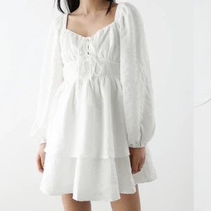 Studentklänning  - Säljer min fina student klänning använd en gång ☺️☺️