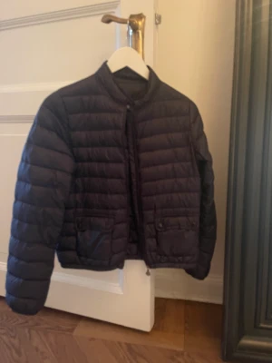 Moncler Jacka - Säljer denna fina moncler jackan! Säljer för att den inte kommer till användning. Köp på NK för ca 1 år sen💕kom privat för bättre bilder💕den är äkta som ni kan se på sista bilden. 