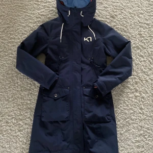 Kari Traa vinterjacka i nyskick! - Rejäl jacka från Kari Traa med fina egenskaper. Två lagets jacka som bland annat sätt emot vind och vatten  Storlek xs   Använd fåtal gånger så i nyskick   Nypris 2500kr