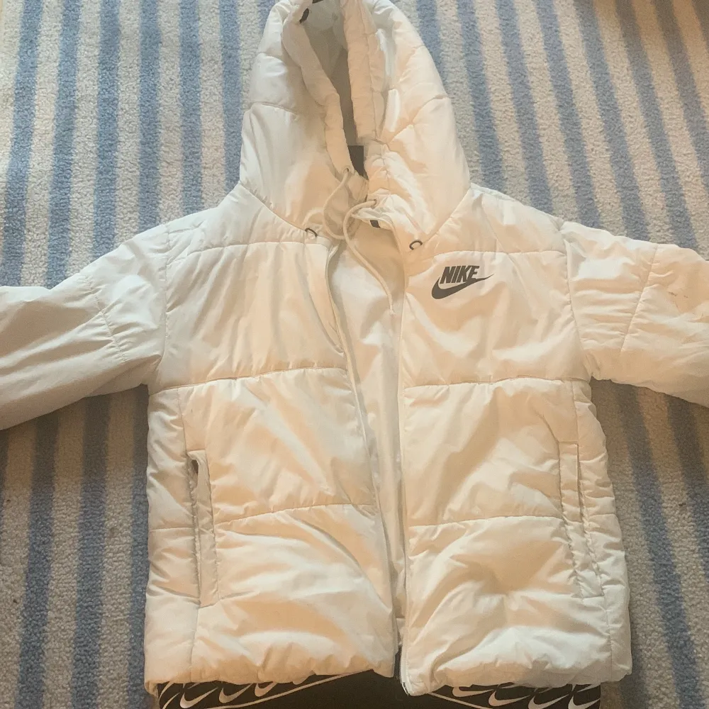 En vit och ren Nike jacka som är varm och bekväm, knappt använd🤍🤍 den kosta 800 när jag köpte den. Jackor.