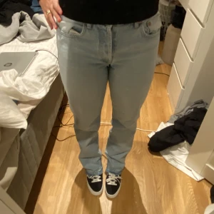 Ljusblåa mid-rise  - Säljer dessa sjukt fina populära  jeansen från zara i midrise storlek 38, passar också 36 bra! De är sprättade nedtill och passar mig perfekt som är 166 men det skulle även gå bra vara något kortare o längre! Använda några få gånger 