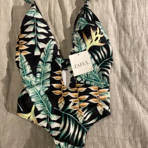 Baddräkt från ZAFUL  - En oanvänd baddräkt i ett riktigt gott skick.  Inte använt någon gång då jag inte tyckt att den passat.  En öppen baddräkt med en fin nyans.