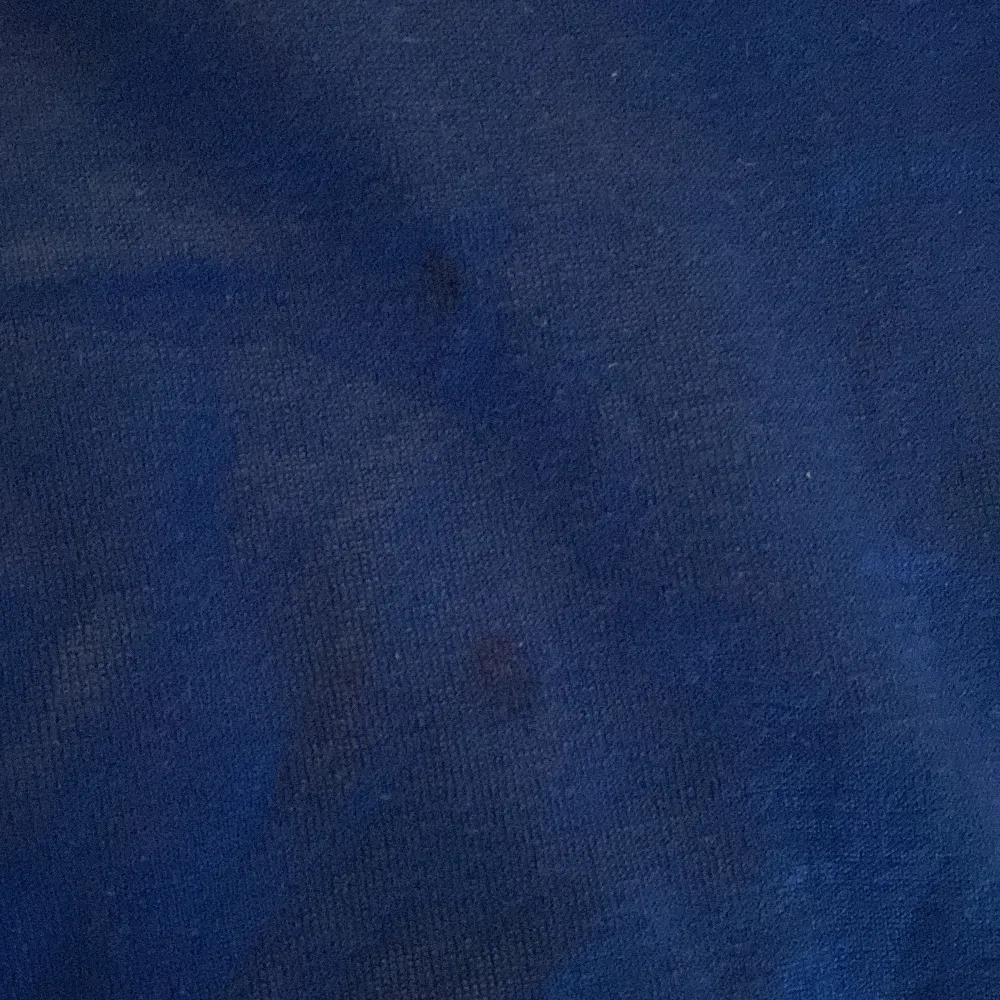 En blå finstickad kortärmad tröja från lindex i storlek xs, använd 1 gång. Nyskick. Priset när jag köpte den var 359. . Stickat.