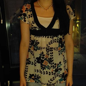 Blomster - Säljer en oanvänd blomster topp med v rigning. Sitter jätte bra och är i ett skönt material 