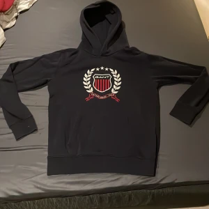 Gant hoodie.  - Gant hoodie, storlek 176cm för liten för min del. Nypris 500kr säljes för 200kr helt som ny!