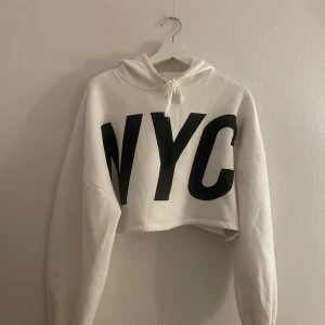 Cropt hoodie  - Säljer denna croped hoodien från Gina. Nästan aldrig använt hör av er vid intresse🫶