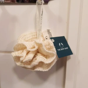 Floff - Helt oanvänd. Säljer eftersom jag fick 2 st i julklapp. De löddrar kroppstvålen ås man använder mindre produkt o skrubbar kroppen💗
