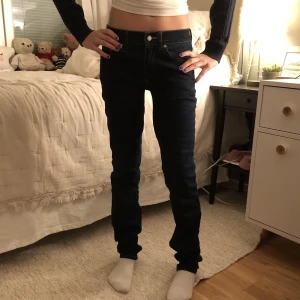 Lågmidjade Jenas - Lågmidjade straight Jeans! De är sydda till Lågmidjade men man ser inte . Inga hål eller skador . Super sköna och jätte fina. Flera bilder privat !💛🧡❤️
