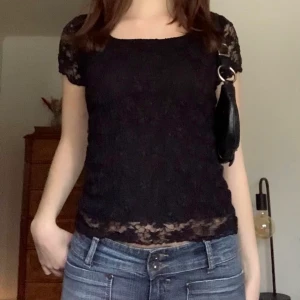 Spetstopp - Fin topp i spets med täckande tyg under och fyrkantig urringning, vintage Kappahl! Passar mig som brukar ha XS/S ✨