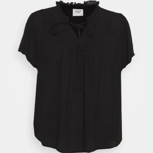 Svart blus topp - Jag säljer min helt nya jdy blus topp från Zalando den är aldrig använd och har fortfarande kvar prislappen! Jag köpte den för 249kr Skriv för fler bilder eller om ni undrar du undrar något. (Köparen står för frakt).☺️