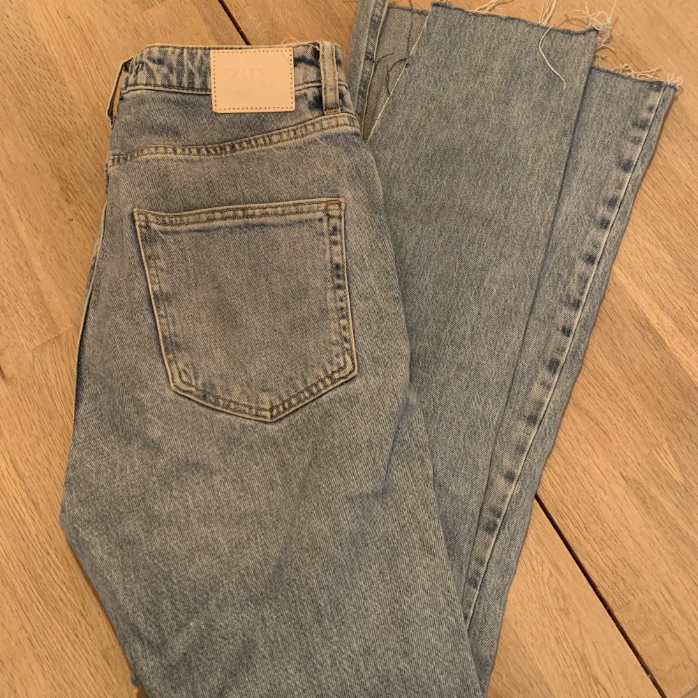 Raka långa slit jeans i stl.38 Ifrån zara, i nyskick!. Jeans & Byxor.