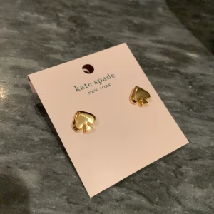 Kate Spade Örhängen - Jättefina oanvända örhängen från Kate Spade, köpta i Kanada! 
