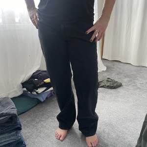 Weekday jeans i en svart urtvättad färg i storlek 30/32. Dom är kanska små i storleken så skulle säga att dom passar dom som har i vanliga fall 28-29/32