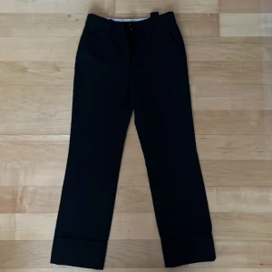 &OtherStories svarta kostymbyxor! Strl 36 - Super snygga svarta kostymbyxor från &otherstories! Strl 36, men krympt en aning skulle säga sitter tight om du är 36, perfekt om du e 34! Innerbenslängd 27-28, för kort för mig tyvärr. Originalpris: 750kr.
