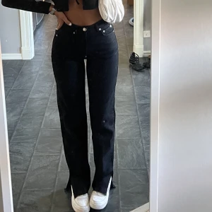 Slit jeans - Säljer dessa super snygga jeansen med slits från gina tricot, Storlek 34, klippt av dom i längden själv, jag är 172 cm! Blivit lite urtvättade men bra skick!  Säljer för 250kr + frakt