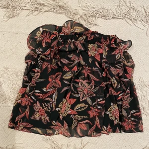 Scotch & Soda kjol - Så himla söt kjol. Storlek xs men är stretchig så passar till o med ett M. I bra skick och har inga fläckar osv.