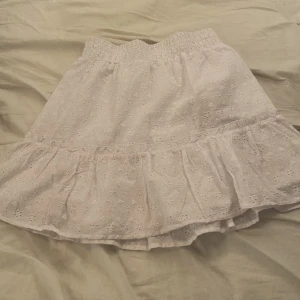 Vit kjol - Vit super gullig kjol perfekt till sommaren! I storlek XS