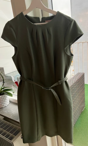 Klänning  - Fin klänning som du kan använda både för vardag eller fest . Jätte fin skick . Storlek 42 men liten som en 42 