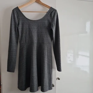 Klänning  - Klänning från gina tricot Använd en gång