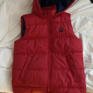 Röd puffer vest - Säljer denna röda vest då jag ej använder den. För referens använder jag storlek S-M och är 165cm. Om du har övriga frågor eller vid intresse är det bara att hmu! Kolla gärna in min profil för fler plagg också <3