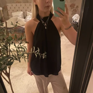 Svart blus - Super snygg blus från HM, köpt i somras för 300kr men aldrig andvänd.