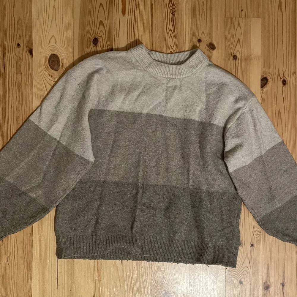 Säljer denna fina stickade tröjan från hm i storlek XS. Jag säljer den pga att jag inte använt den på ett tag och så börjar den bli lite liten. Betala genom Swish. Köparen står för frakten. Kontakta mig vid frågor eller fler bilder!💕. Stickat.