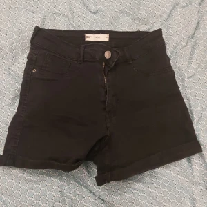 Shorts  - Svarta shorts från gina tricot. I modell Molly