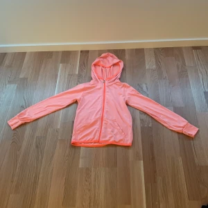 Tränings tröja  - En tränings tröja från H&M i en barn storlek i 122/128. Använd fåtal gånger av mig men den är köpt från sekondhand så mer vet jag inte, men det är bra skick men tok för lite nu.