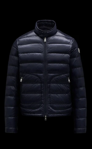 Moncler jacka  - Blå Moncler jacka kallas även för Acorus Short Down Jacket, sparsamt använd och i väldigt bra skick. Storlek 3 Nypris cirka 8000kr Pris kan diskuteras vid snabb affär Kan mötas frakt ingår ej i priset 