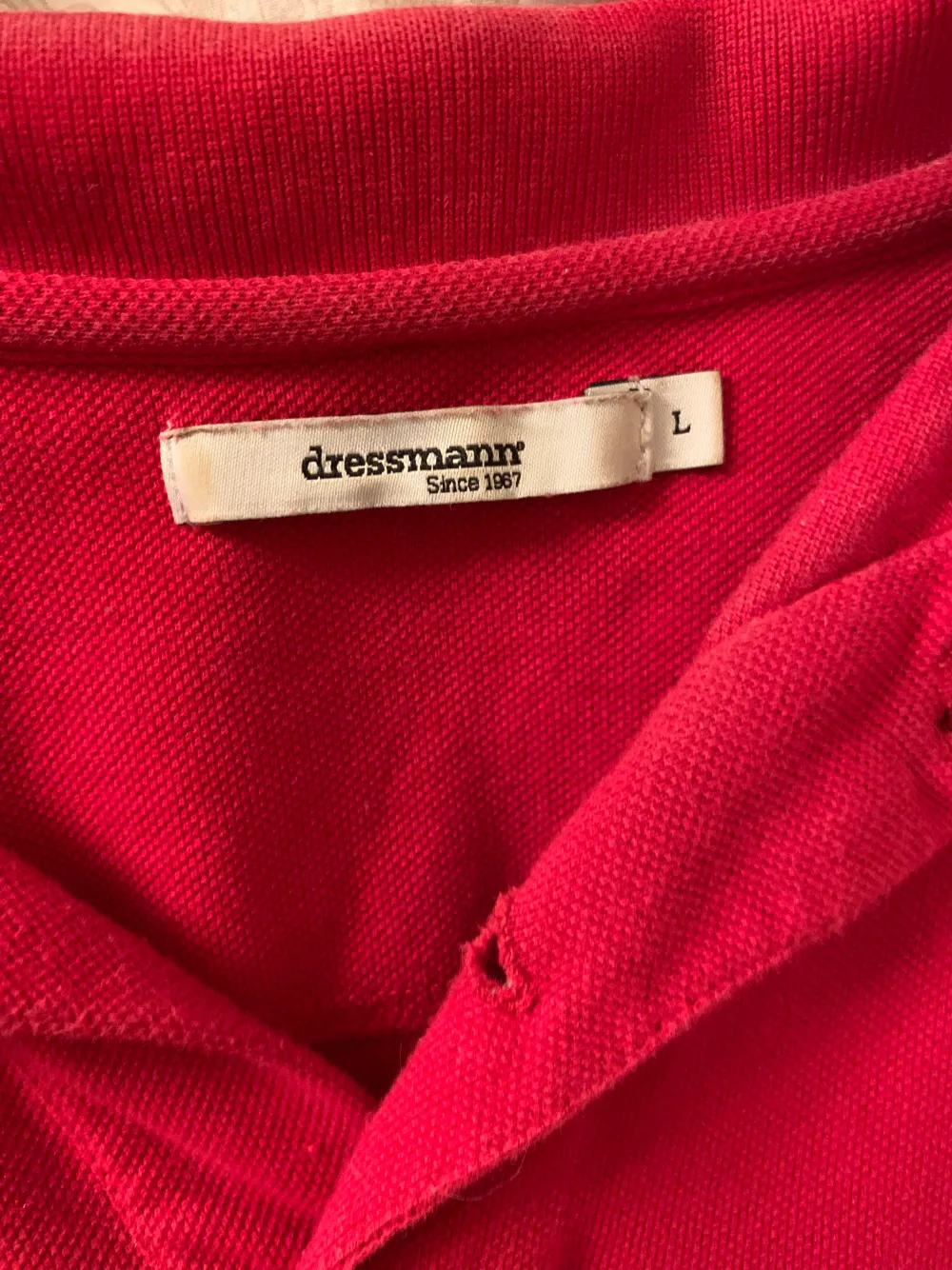 Säljer denna röda pikétröja! Skriv vid frågor eller intresse 💋. T-shirts.