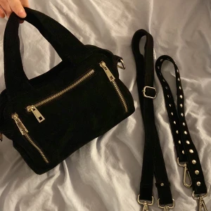 ÄKTA NÚNOO VÄSKA - Säljer denna galet snygga ÄKTA NÚNOO väska i modellen DONNA! Färg: NEW SUEDE BLACK. Silver! Köpt på Magasin för ca 1500kr! Säljer pga har för många väskor. Axelbanden medföljer! NYSKICK! (Pris kan diskuteras)