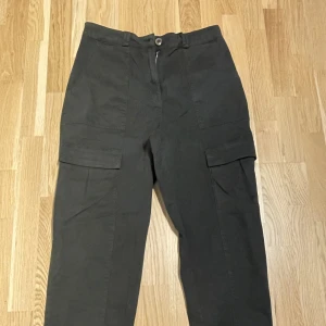 Snygga cargo pants - Supersnygga mörkgröna cargo pants, aldrig använda! Storlek 42
